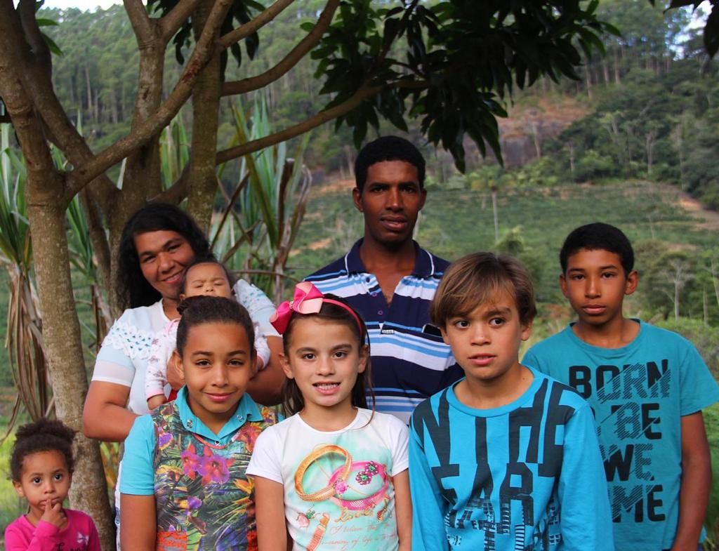 Famílias que cultivam o café da fazenda